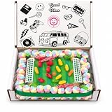 Tarta de Chuches Cumpleaños Mini Campo de Fútbol 22 x 16 cm para Regalar | Peso neto aprox. 410 g, con 2 porterías, 13 ositos de gominola y borde de nubes, en caja de 27 x 18 x 8 cm