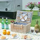 casa.pro Juego de Cesta de Pícnic para 4 Personas con Platos Cubiertos Espacio Amplio para Comida Refrescos Forro a Rayas Correas de Polipiel Mimbre 42 x 28 x 20 cm - Blanco/Azul